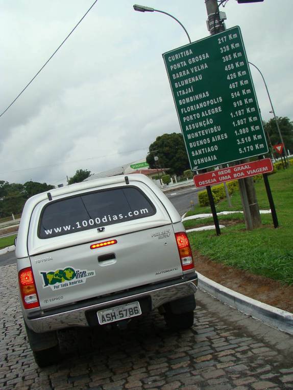 Placa de distâncias em posto em Registro - SP. Um dia chegaremos lá! Placa de distâncias em posto em Registro - SP. Um dia chegaremos lá!