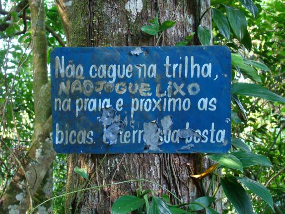 Placa orientativa na Trilha da Cassandoca em Ubatuba - SP Placa orientativa na Trilha da Cassandoca em Ubatuba - SP