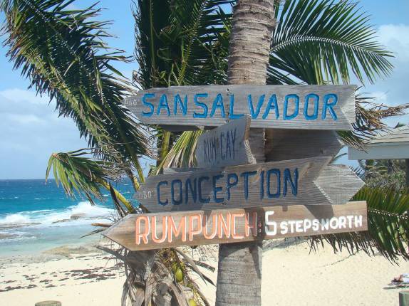 Placas dentro do resort Stella Maris, em Bahamas Placas dentro do resort Stella Maris, em Bahamas