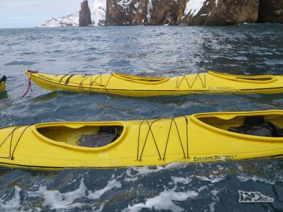Por causa do mar revolto, os caiaques se enchem de água em Neptune's Bellows, em Deception Island, na Antártida Por causa do mar revolto, os caiaques se enchem de água em Neptune's Bellows, em Deception Island, na Antártida