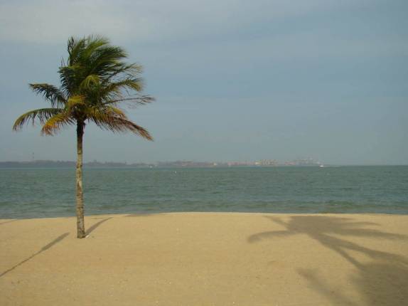 Praia de Camburi, em Vitória - ES, com o porto de Tubarão ao fundo Praia de Camburi, em Vitória - ES, com o porto de Tubarão ao fundo
