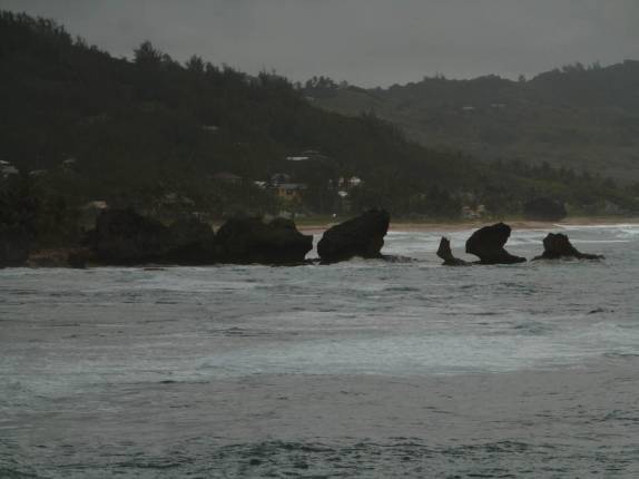 Praia rochosa e com muitas ondas em Bathsheba, na costa leste de Barbados Praia rochosa e com muitas ondas em Bathsheba, na costa leste de Barbados