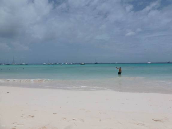 Preparando-se para fazer snorkel ma maravilhosa Carlisle Bay, ao sul de Bridgetown, em Barbados Preparando-se para fazer snorkel ma maravilhosa Carlisle Bay, ao sul de Bridgetown, em Barbados