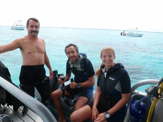 Prontos para mergulhar em Stingray City, em Grand Cayman Prontos para mergulhar em Stingray City, em Grand Cayman