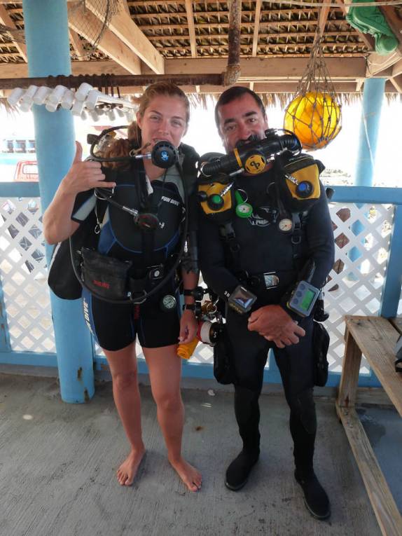 Prontos para mergulho técnico em West bay, no norte de Grand Cayman Prontos para mergulho técnico em West bay, no norte de Grand Cayman