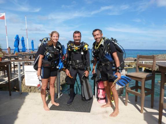 Prontos para mergulho técnico em West bay, no norte de Grand Cayman Prontos para mergulho técnico em West bay, no norte de Grand Cayman