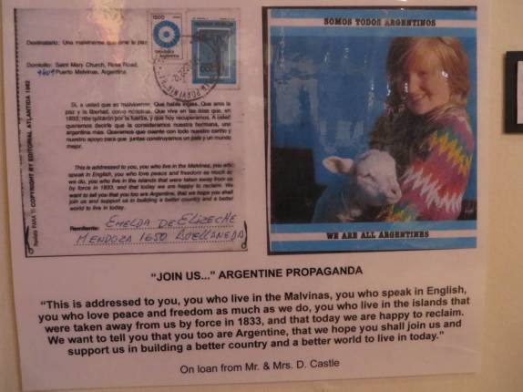 Propaganda argentina durante a ocupação da ilha em museu histórico de Port Stanley, a capital de Falkland Propaganda argentina durante a ocupação da ilha em museu histórico de Port Stanley, a capital de Falkland