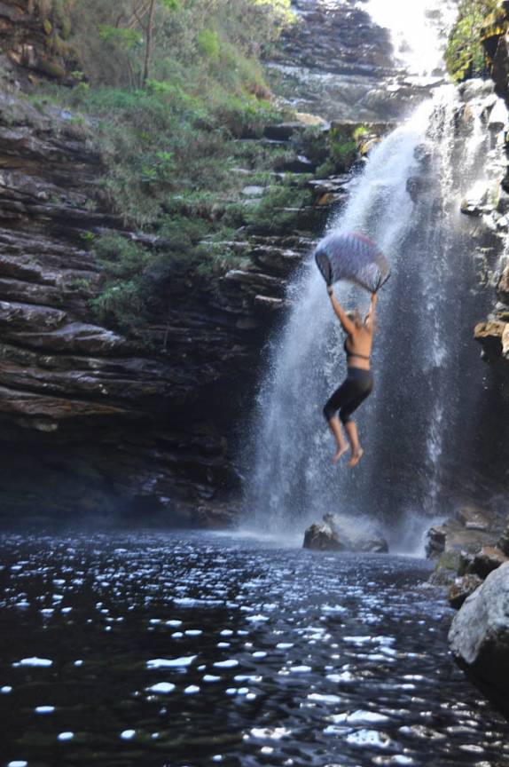 Pulando de 'paraquedas' na Cachoeira do Sossego, em Lençóis, na Chapada Diamantina - BA Pulando de 'paraquedas' na Cachoeira do Sossego, em Lençóis, na Chapada Diamantina - BA