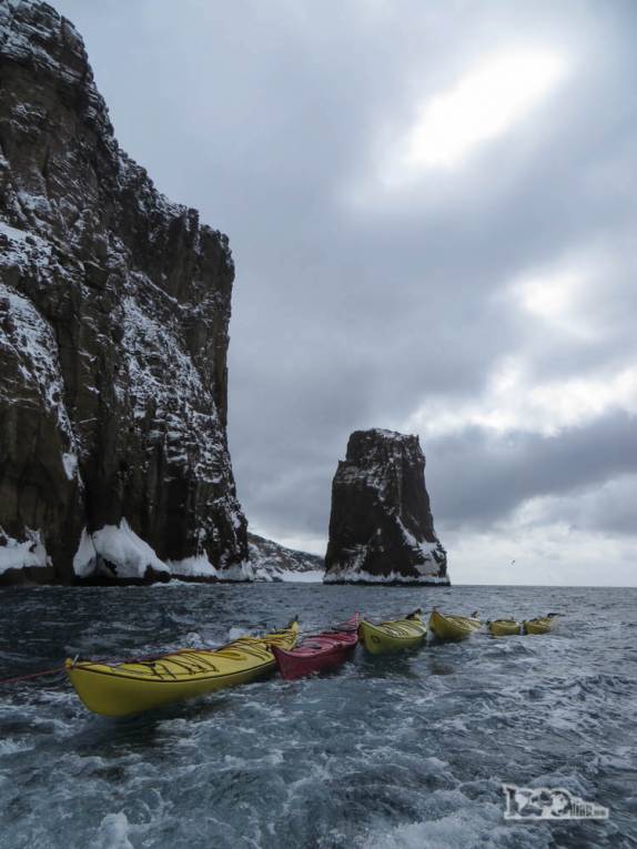 Puxando os caiaques de volta para a baÃa de Deception Island, na Antártida Puxando os caiaques de volta para a baÃa de Deception Island, na Antártida