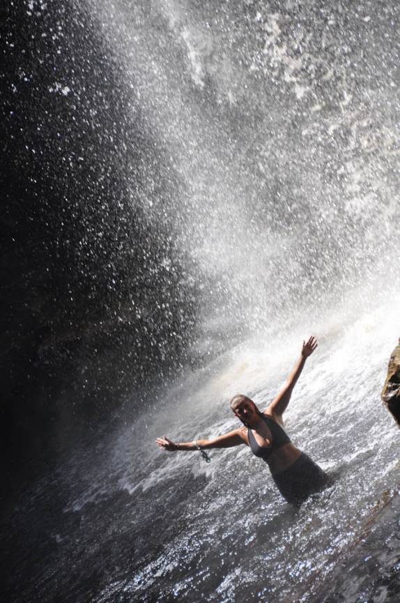 Refrescando-se na Cachoeira do Sossego, em Lençóis, na Chapada Diamantina - BA Refrescando-se na Cachoeira do Sossego, em Lençóis, na Chapada Diamantina - BA