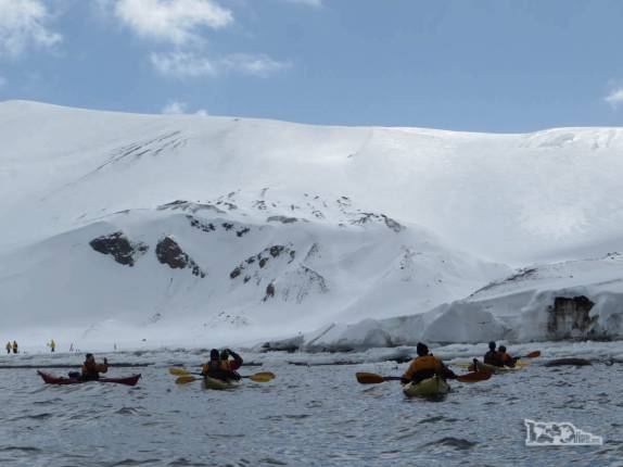 Remando na grande baÃa de Deception Island, na Antártida, que um dia já foi a caldeira de um vulcão Remando na grande baÃa de Deception Island, na Antártida, que um dia já foi a caldeira de um vulcão