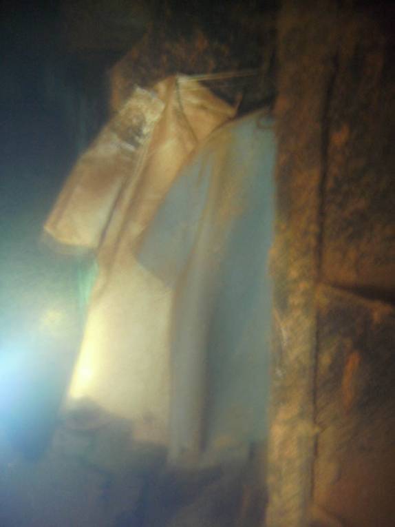 Roupas penduradas em cabides no interior da Corveta em Fernando de Noronha - PE Roupas penduradas em cabides no interior da Corveta em Fernando de Noronha - PE