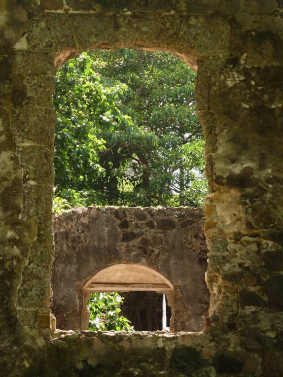 Ruínas da antiga fortificação inglesa em Pigeon Island, parque próximo à Rodney Bay, norte de Santa Lúcia Ruínas da antiga fortificação inglesa em Pigeon Island, parque próximo à Rodney Bay, norte de Santa Lúcia