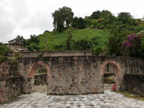 Ruínas do antigo teatro de St. Pierre, na Martinica, destruído na erupção de 1902 Ruínas do antigo teatro de St. Pierre, na Martinica, destruído na erupção de 1902