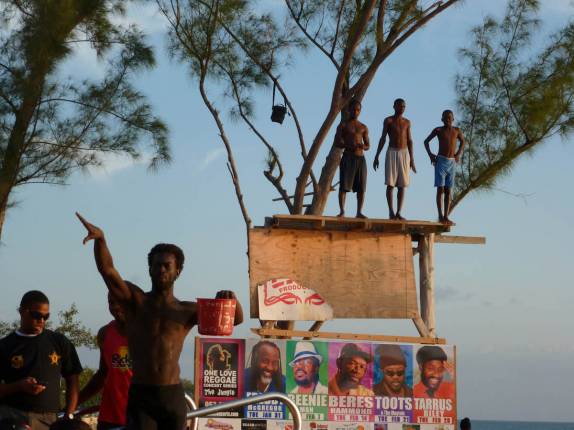 Saltadores e o coletor de dinheiro, no Rick's Cafe, em West End, em Negril, na Jamaica Saltadores e o coletor de dinheiro, no Rick's Cafe, em West End, em Negril, na Jamaica