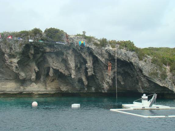 Saltando no Blue Hole - Bahamas Saltando no Blue Hole - Bahamas