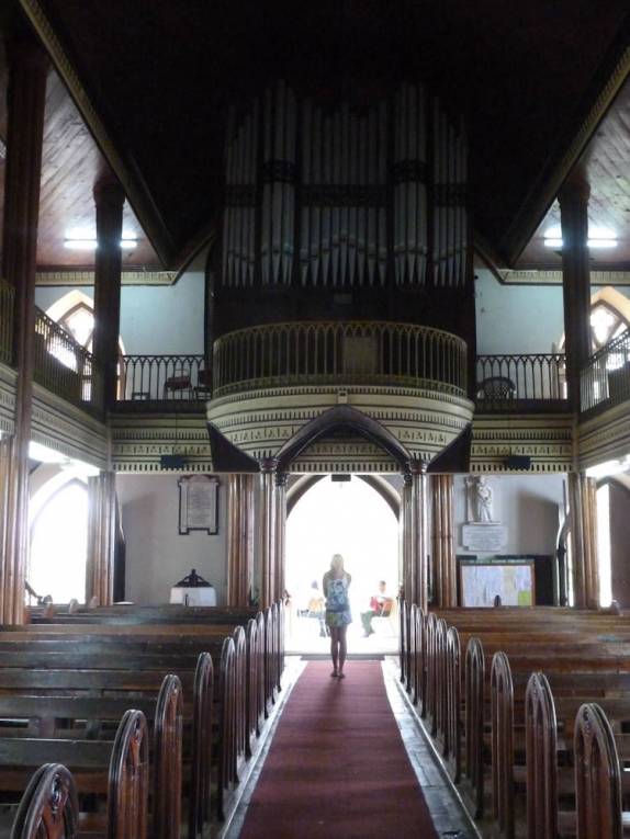 Sob o belo órgão da igreja St. John, no caminho para Bathsheba, na costa atlântica de Barbados Sob o belo órgão da igreja St. John, no caminho para Bathsheba, na costa atlântica de Barbados
