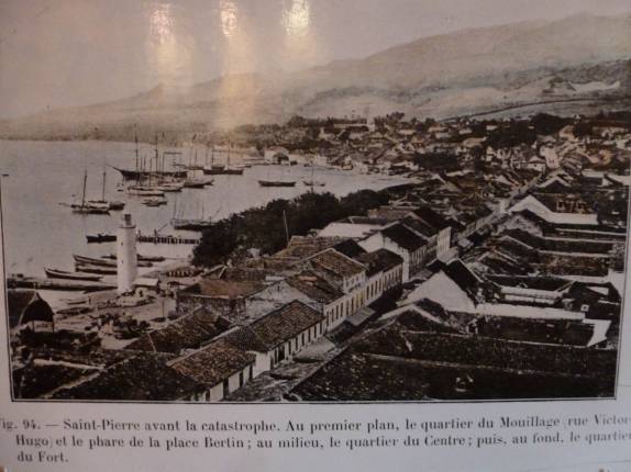 St. Pierre, na Martinica, antes de ser destruída pela erupção de 1902 do vulcão Soufrière St. Pierre, na Martinica, antes de ser destruída pela erupção de 1902 do vulcão Soufrière