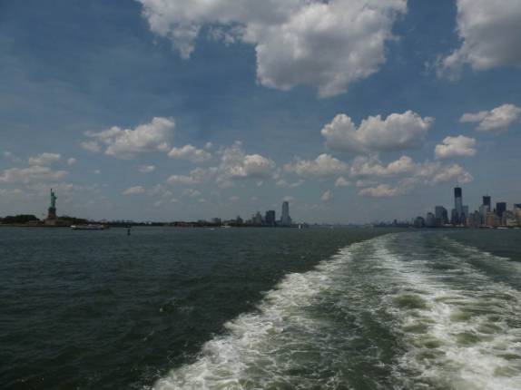 Sul de Manhattan e a Estátua da Liberdade, vistos do ferry para Staten Island, em Nova Iorque, nos Estados Unidos Sul de Manhattan e a Estátua da Liberdade, vistos do ferry para Staten Island, em Nova Iorque, nos Estados Unidos