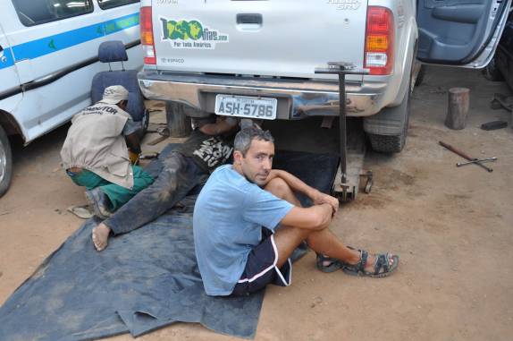 Tentando consertar a trava do estepe em Caracol, próximo ao Parque Nacional das Confusões - PI Tentando consertar a trava do estepe em Caracol, próximo ao Parque Nacional das Confusões - PI