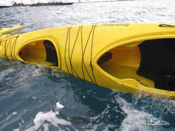 Tentando tirar a água do caiaque em Deception Island, na Antártida Tentando tirar a água do caiaque em Deception Island, na Antártida