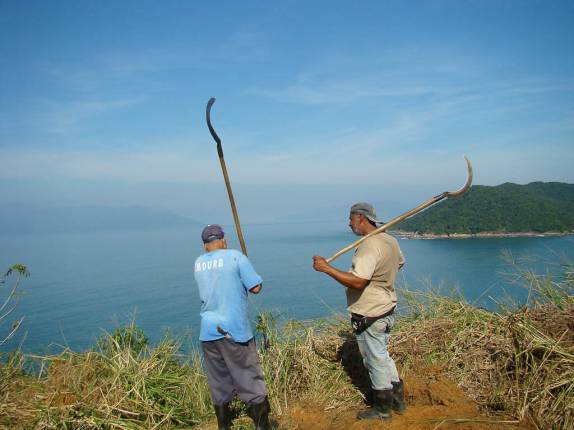 Trabalhadores na estrada Tabatinga - Praia Mansa em Ubatuba - SP Trabalhadores na estrada Tabatinga - Praia Mansa em Ubatuba - SP
