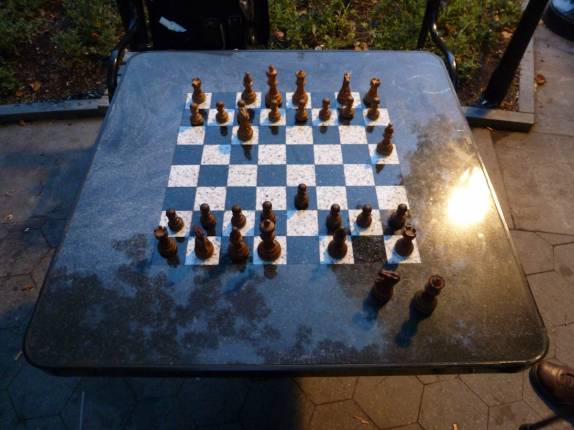 Tradicional jogo de xadrez na Washington Square, no sul de Manhattan, em Nova Iorque, nos Estados Unidos Tradicional jogo de xadrez na Washington Square, no sul de Manhattan, em Nova Iorque, nos Estados Unidos