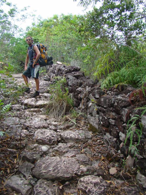 Trilha calçada pelos escravos, em Lençóis, na Chapada Diamantina - BA Trilha calçada pelos escravos, em Lençóis, na Chapada Diamantina - BA