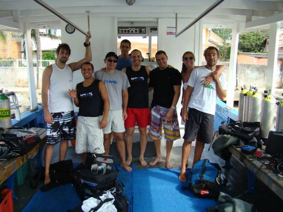 Tripulantes e mergulhadores do barco da Acquasub, em Guarapari - ES Tripulantes e mergulhadores do barco da Acquasub, em Guarapari - ES