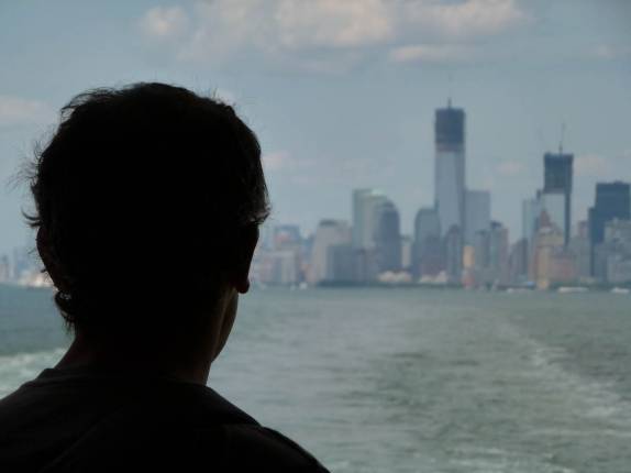 À bordo do ferry de Staten Island, observando a skyline de Manhattan, em Nova Iorque, nos Estados Unidos À bordo do ferry de Staten Island, observando a skyline de Manhattan, em Nova Iorque, nos Estados Unidos
