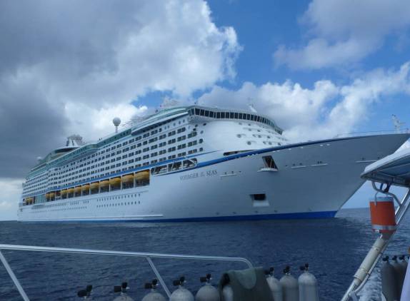 Um dos muitos navios-cruzeiro visitando George Town, nas Ilhas Cayman Um dos muitos navios-cruzeiro visitando George Town, nas Ilhas Cayman