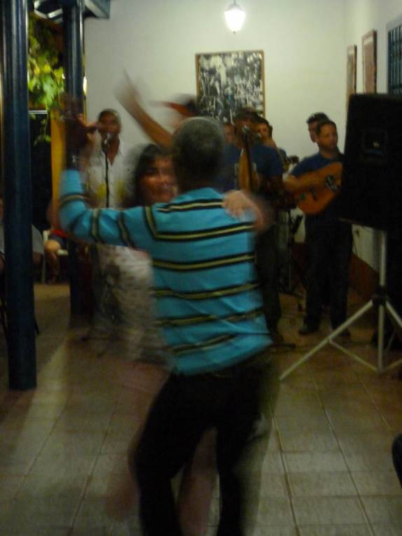 Um verdadeiro show de dança na Casa de La Trova em Trinidad - Cuba Um verdadeiro show de dança na Casa de La Trova em Trinidad - Cuba