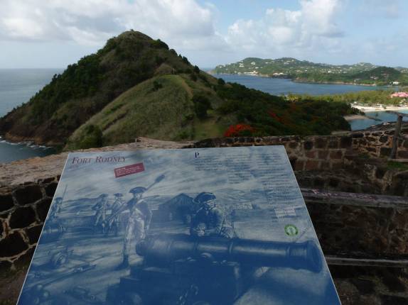 Uma das muitas placas informativas sobre a história de Pigeon Island, parque próximo à Rodney Bay, norte de Santa Lúcia Uma das muitas placas informativas sobre a história de Pigeon Island, parque próximo à Rodney Bay, norte de Santa Lúcia