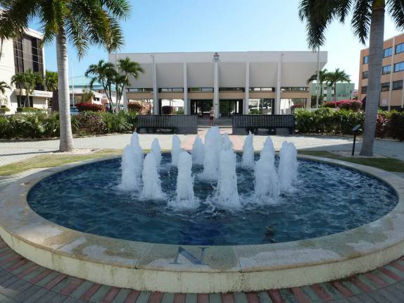 Uma das praças centrais de George Town, capital das Ilhas Caiman Uma das praças centrais de George Town, capital das Ilhas Caiman