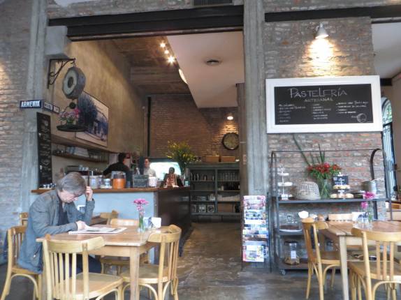 Uma gostosa e preguiçosa tarde em restaurante de Palermo, bairro de Buenos Aires, na Argentina Uma gostosa e preguiçosa tarde em restaurante de Palermo, bairro de Buenos Aires, na Argentina