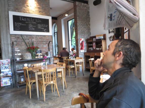 Uma gostosa e preguiçosa tarde em restaurante de Palermo, bairro de Buenos Aires, na Argentina Uma gostosa e preguiçosa tarde em restaurante de Palermo, bairro de Buenos Aires, na Argentina
