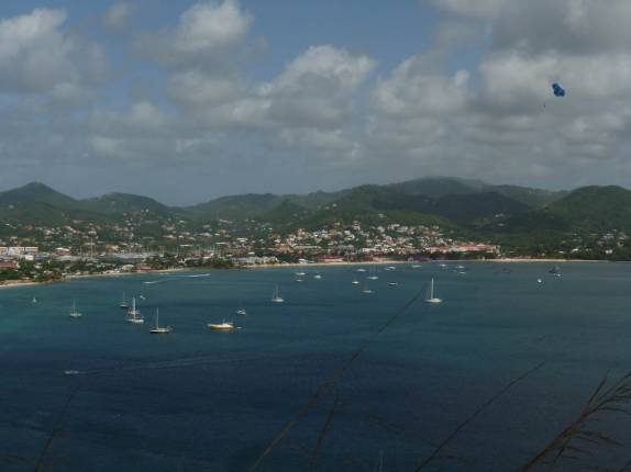 Vista da baía de Rodney Bay, do alto de Pigeon Island no norte de Santa Lúcia Vista da baía de Rodney Bay, do alto de Pigeon Island no norte de Santa Lúcia