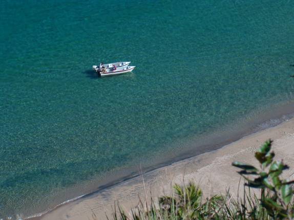 Vista da Praia do Bonete do alto do morro no caminho para a Praia das Anchovas em Ilha Bela - SP Vista da Praia do Bonete do alto do morro no caminho para a Praia das Anchovas em Ilha Bela - SP