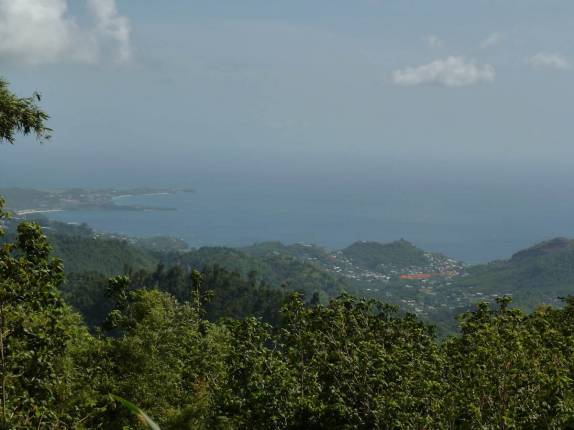 Vista para o lado caribenho, no alto do parque Grand Etang, em Granada, no Caribe Vista para o lado caribenho, no alto do parque Grand Etang, em Granada, no Caribe