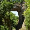 A enorme ponte natural no Natural Bridge Park, na Virginia, nos Estados Unidos