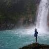 Admirando a surpreendente Cascata do Rio Celeste, no Parque Nacional Tenorio, no norte da Costa Rica