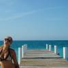 Ana, feliz da vida com o sol e a praia em Provo - Turks e Caicos