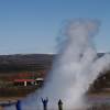 Assistindo à erupção do geiser Strokkur na área de Geysir, parte do Golden Circle, na Islândia