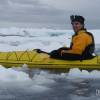 Caiaque em meio ao mar semi-congelado de Kinnes Cove, na Antártida