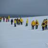 Caminhando na neve ao redor de um lago congelado em Turret Point, em King George Island, na Antártida