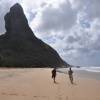 Caminhando na Praia da Conceição rumo à Praia da Cacimba, em Fernando de Noronha - PE