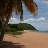Cara de Bahia, mas é a praia de Grande Anse, em Basse Terre, em Guadalupe, no Caribe
