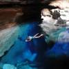 Flutuando nas águas transparentes do Poço Azul, próximo à Andaraí, na Chapada Diamantina - BA