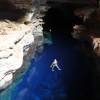 Flutuando nas águas transparentes do Poço Azul, próximo à Andaraí, na Chapada Diamantina - BA