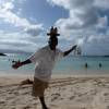 Garçon fazendo graça em praia de Montego Bay, na Jamaica